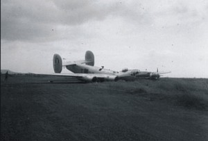 就地銷毀的 B-24D 重轟炸機