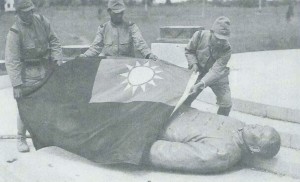 日軍將中華民國國旗覆蓋於孫中山銅像上