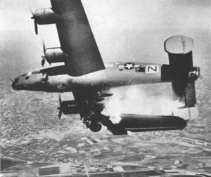 B-24 飛機被敵人高砲擊中在空中解體