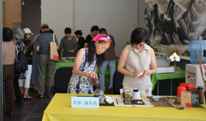 作者（右）於石氏基金會書畫活動中展示茶藝
