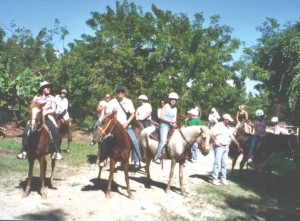 作者（中）與妻、兒、媳在波多黎各騎馬