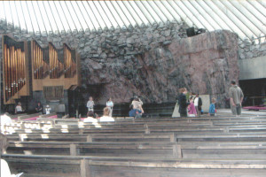 芬蘭赫爾新基石頭教堂內