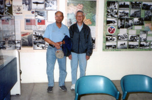 作者（右）與友人攝於第四號陳列館內