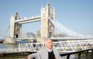 作者攝於倫敦泰晤士河畔，後為倫敦塔橋