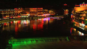 燈紅酒綠的夜沱江