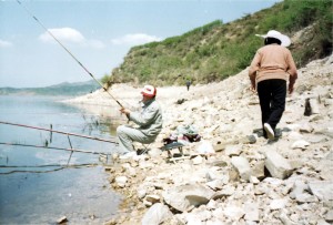 與妻（右）在野水垂釣