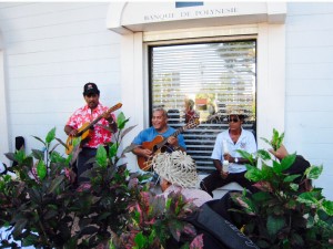 Tahiti 當地居民在街邊奏樂