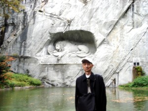 在「瀕死的石刻獅子」雕塑前留影