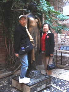 作者夫婦於茱麗葉銅像旁留影