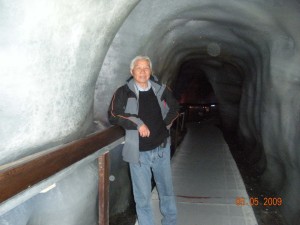 作者攝於鐵力士山冰洞內