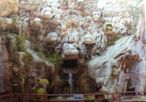 「九龍浴太子」石刻，山泉從龍口噴出，後面是太子像