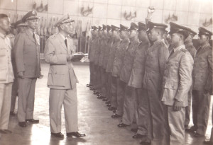 蔣總統親臨主持空軍官校第 41 期比意額典禮並一一點名