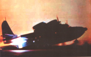 藉著起飛助推器（JATO）於夜間起飛的 HU-16 水陸兩用機