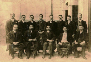 1913 年，孫中山與黃興、陳其美（前排右一）等人合影