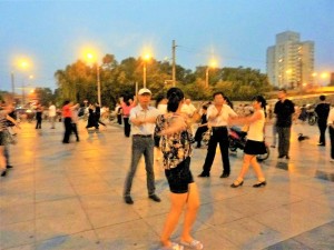 北京展覽廣場跳舞，最前面戴帽者為作者
