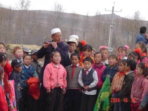 村民吹笛慶祝學校落成