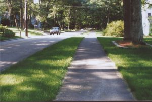 僅二線道的道路,一邊保留人行的小徑,讓行路的人可安心地徜徉其間