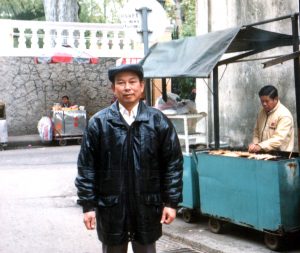 廬九花園門前,小攤烤「沙爹」,充滿印尼風味